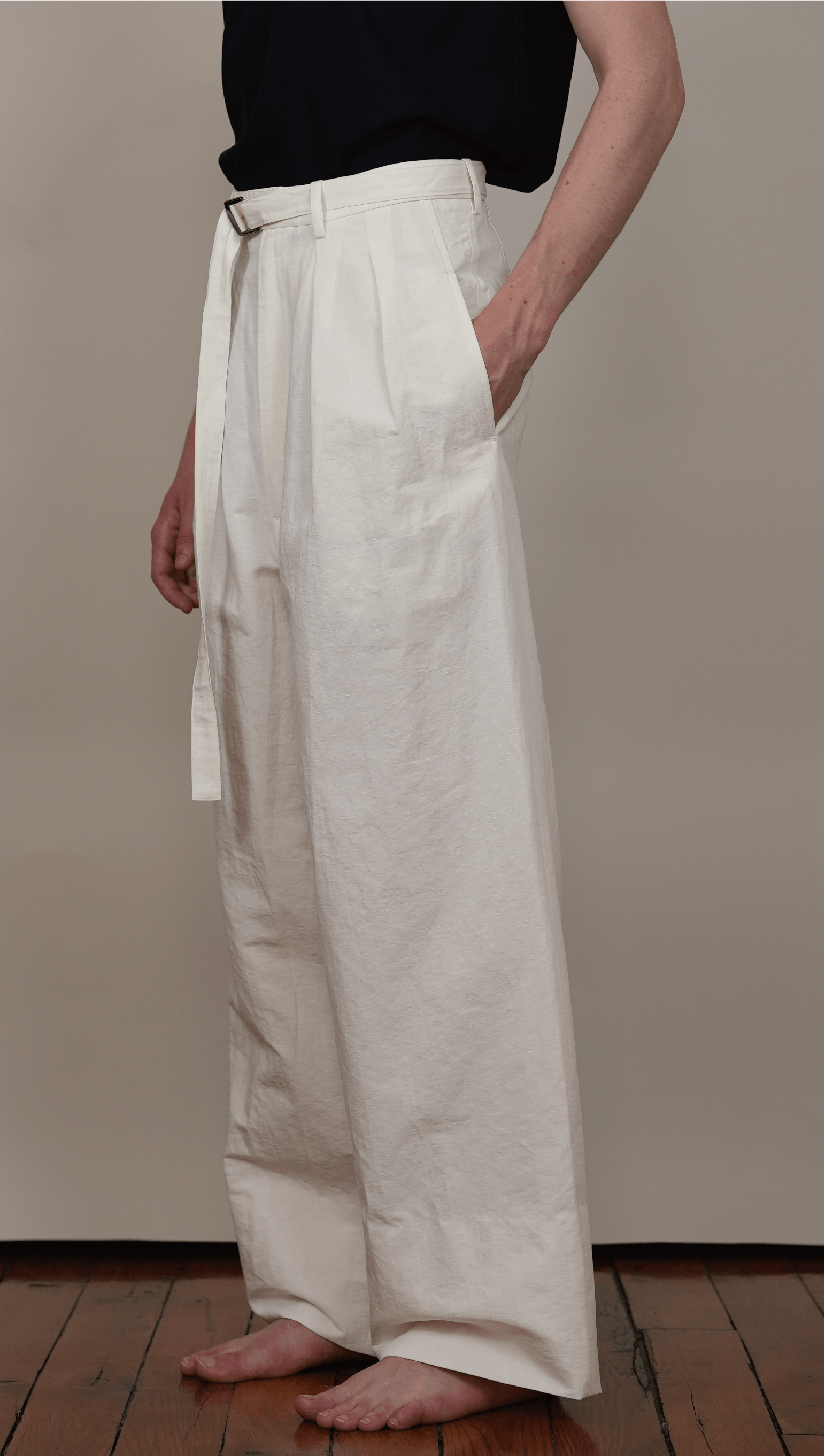 BELTED 2-IN-TUCKED WIDE DRESS PANTS off white
