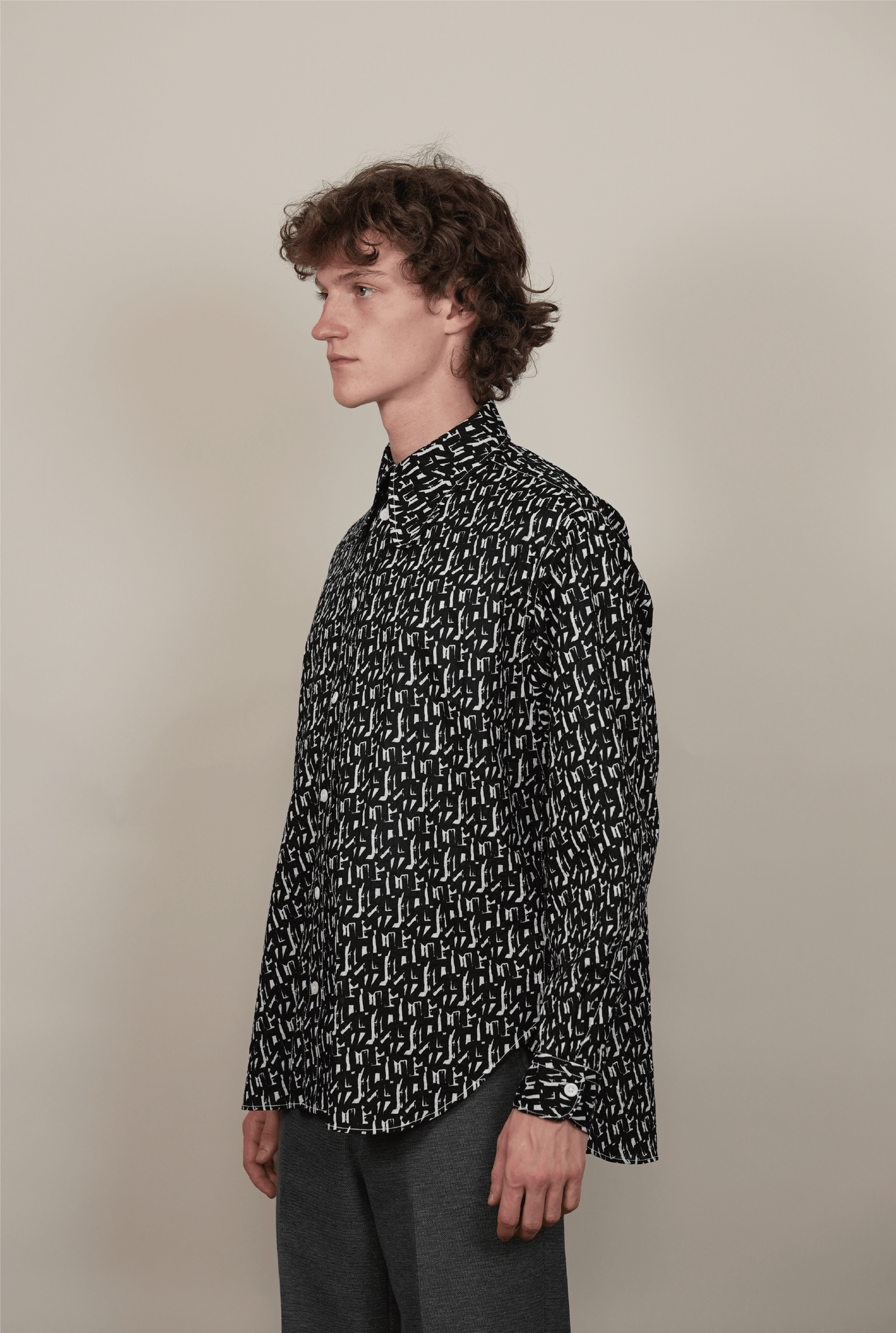 DOG-EAR COLLAR SHIRT print light grey / black