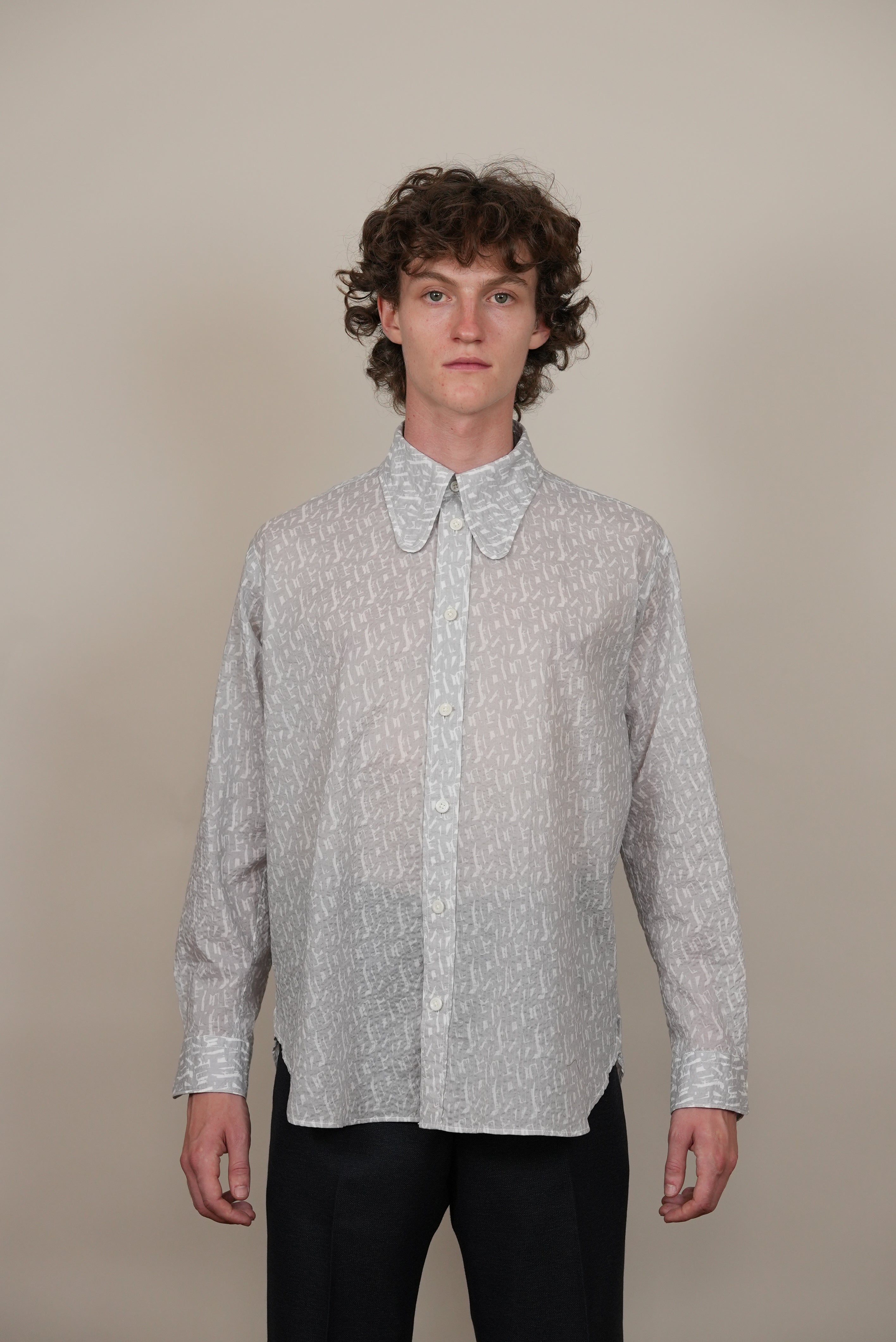 DOG-EAR COLLAR SHIRT print light grey / black