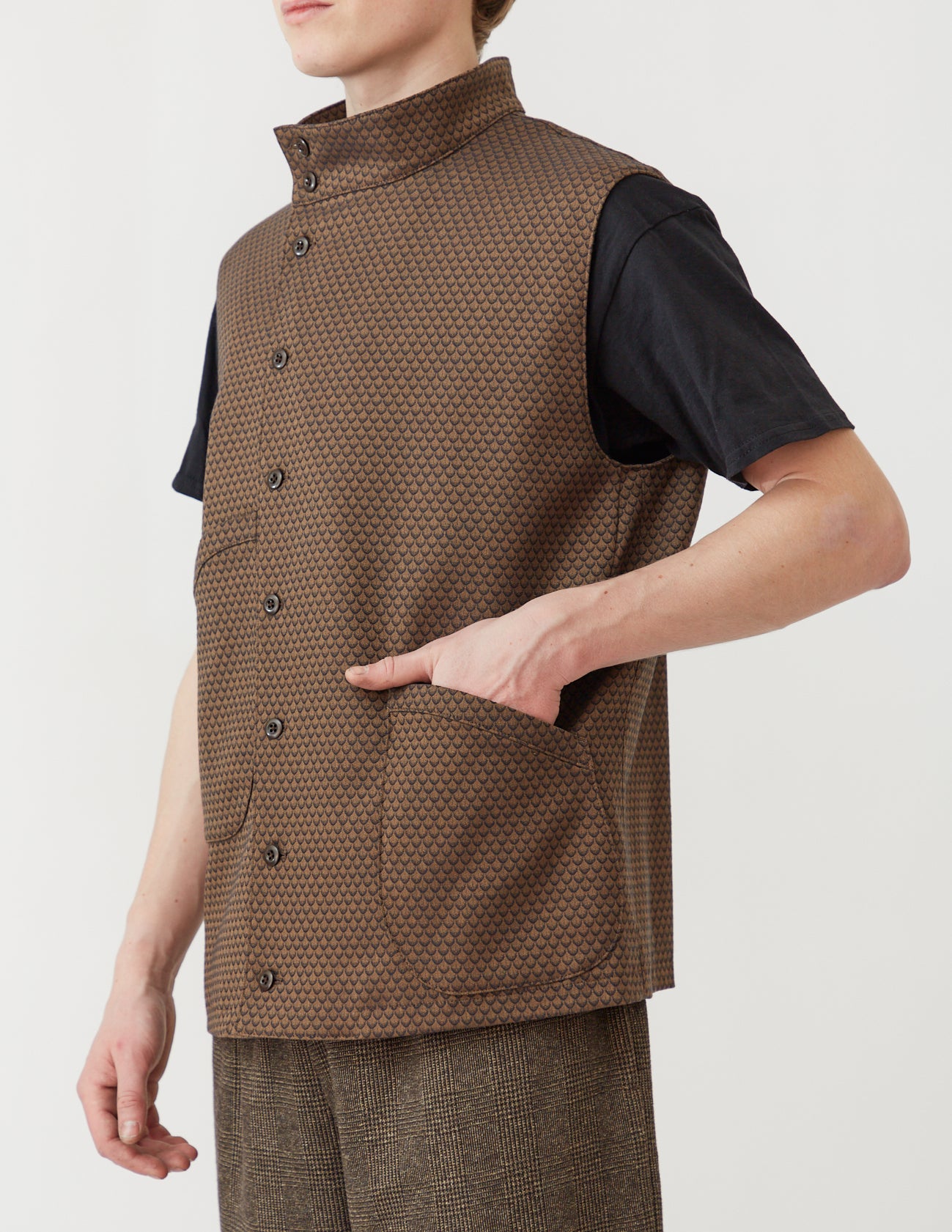STAND-UP COLLAR 9B GILET bronze x navy geometric pattern